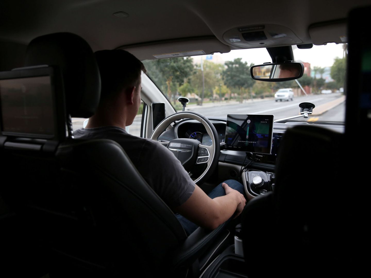 Interior de un coche autónomo de Waymo y con su vigilante particular. (Foto: Reuters)