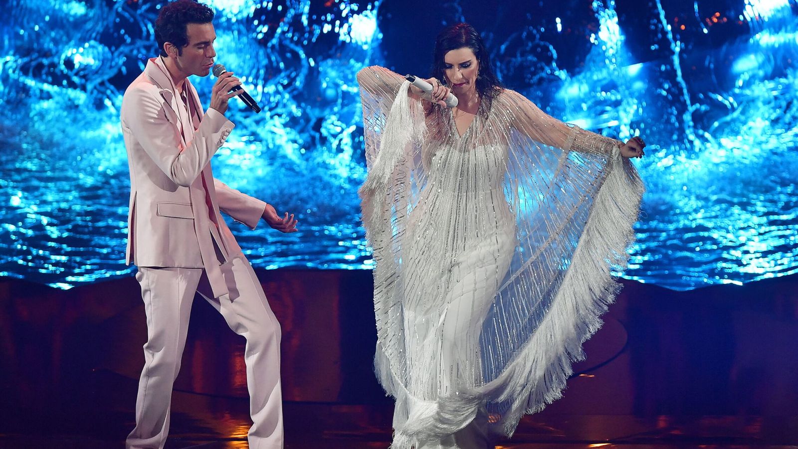Mika y Laura Pausini, en la segunda semifinal de Eurovisión 2022. (EFE)
