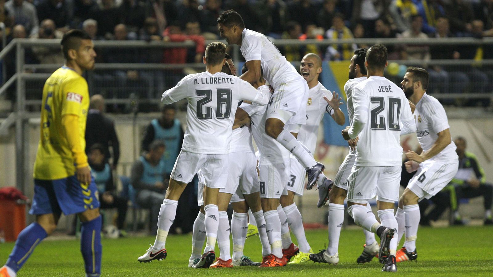 Foto: Los jugadores del Real Madrid celebran el 0-1, marcado por Cheryshev, al Cádiz. (EFE)