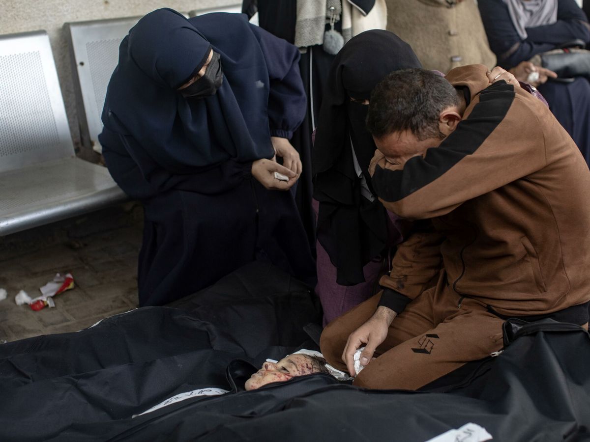Foto: Palestinos lloran a sus muertos tras los ataques aéreos israelíes en Rafah. (EFE)