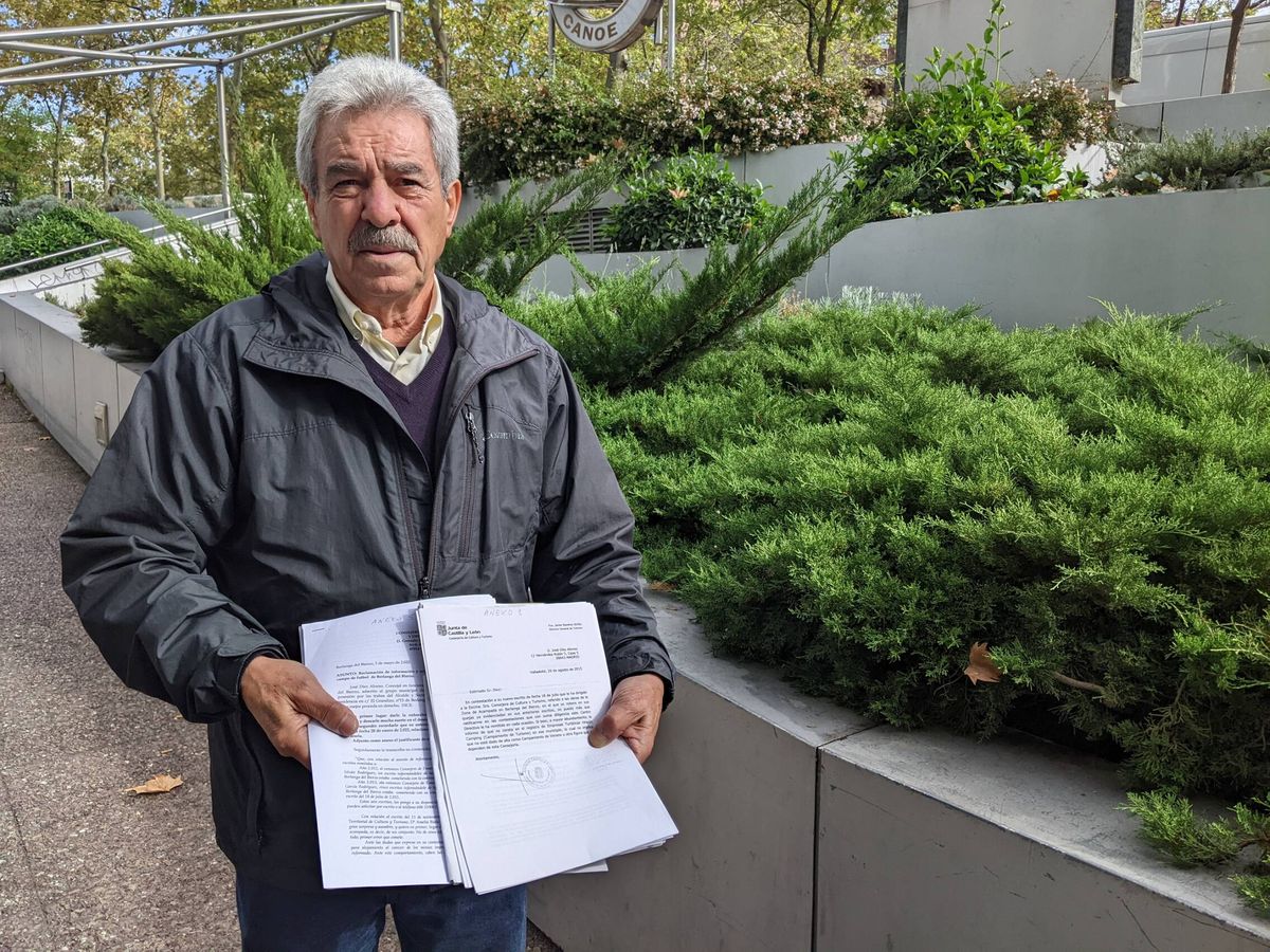 Foto: José Díez, con su escrito de denuncia. (A.V.)