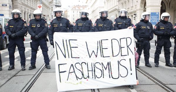 Foto: 'Fascismo nunca más', la pancarta en protesta por la entrada de los ultras en el Gobierno austríaco el pasado diciembre. (EFE)