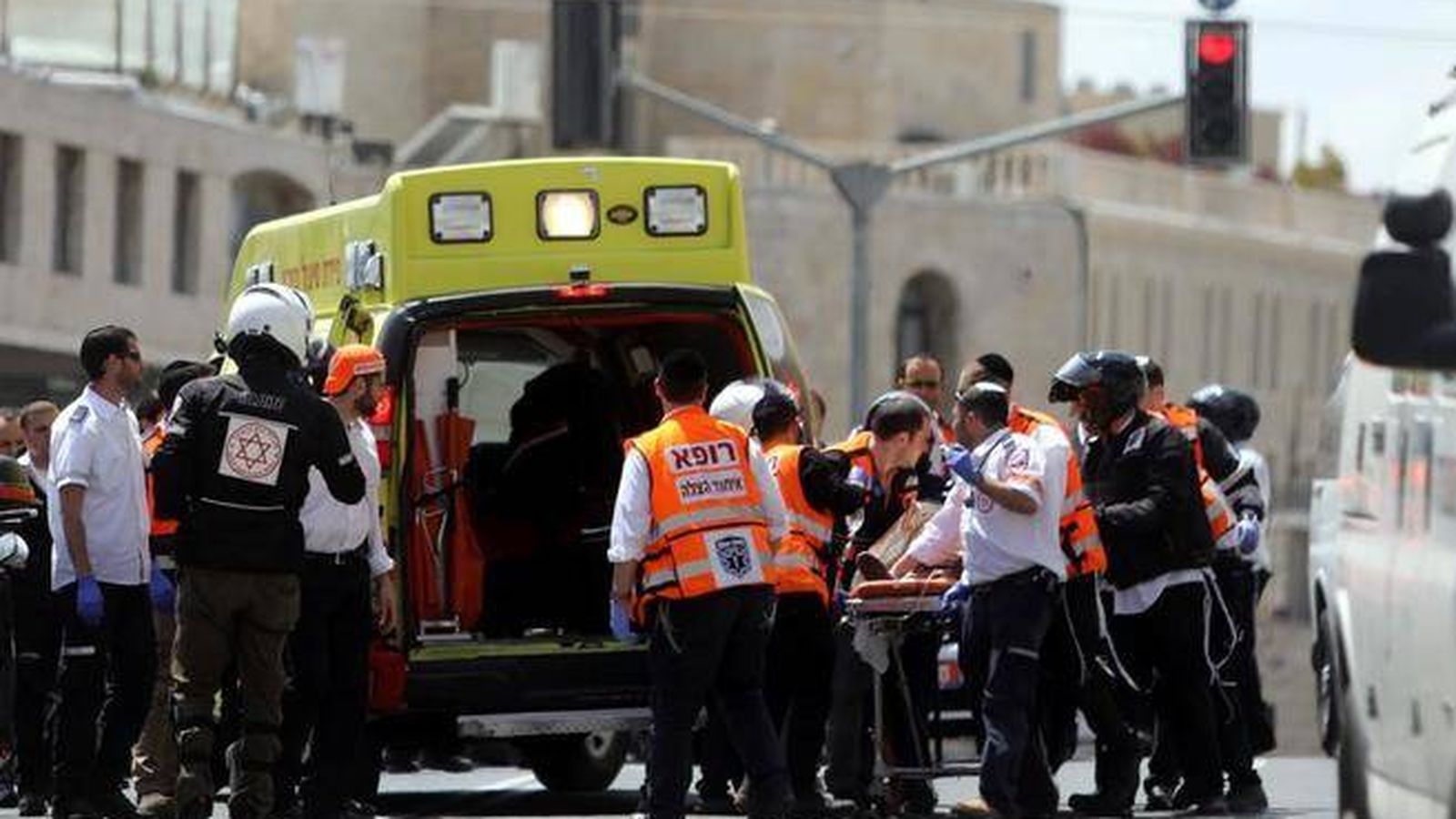 Foto: Médicos israelíes trasladan a la mujer a un centro hospitalario tras ser apuñalada. (Reuters)