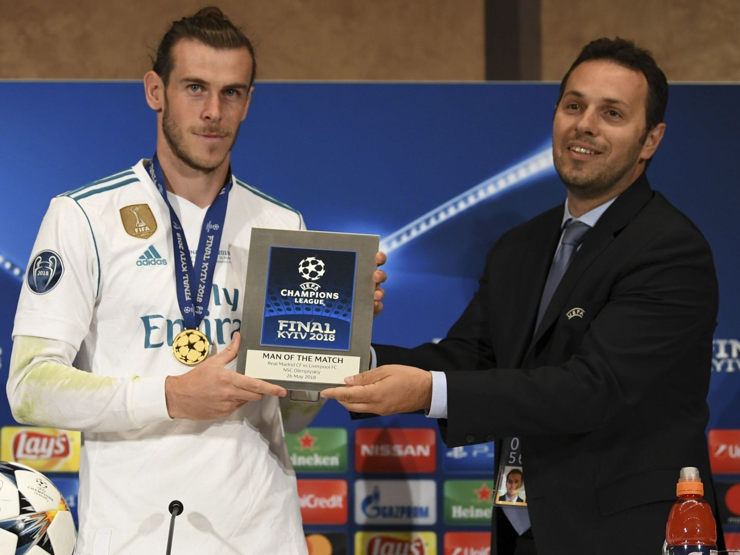 Bale con el trofeo de mejor jugador de la final de la Champions en Kiev. (EFE)