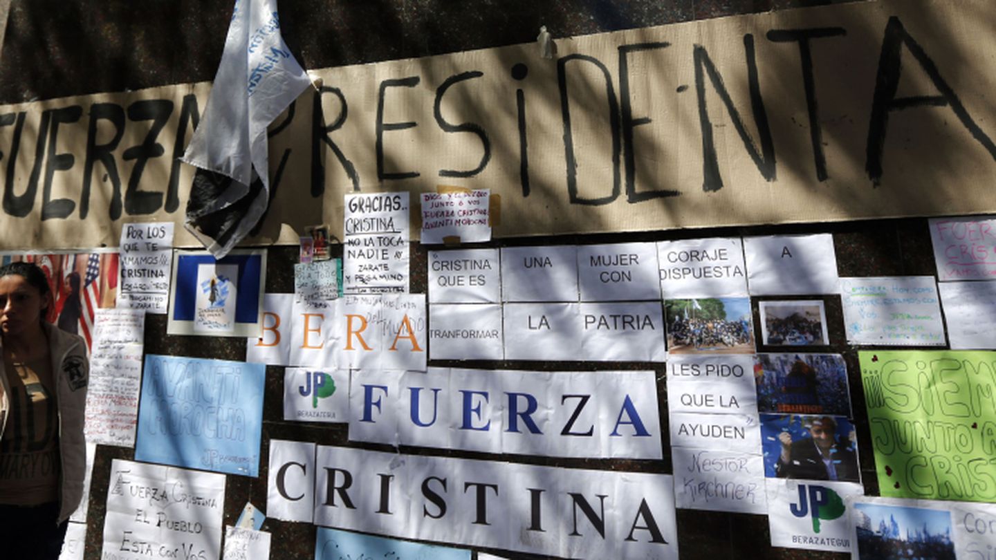 Varios carteles de apoyo a Cristina Kirchner a las puertas del hospital donde fue intervenida, Buenos Aires (Reuters).