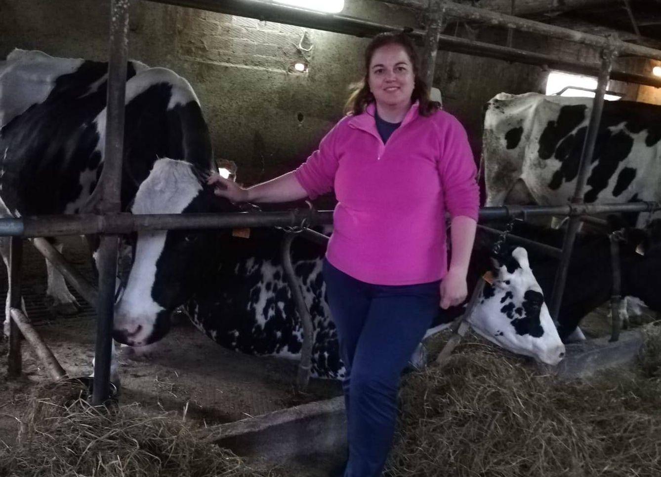  Montserrat Fernández cuida de su ganado en Tineo (Asturias). (Foto cedida)