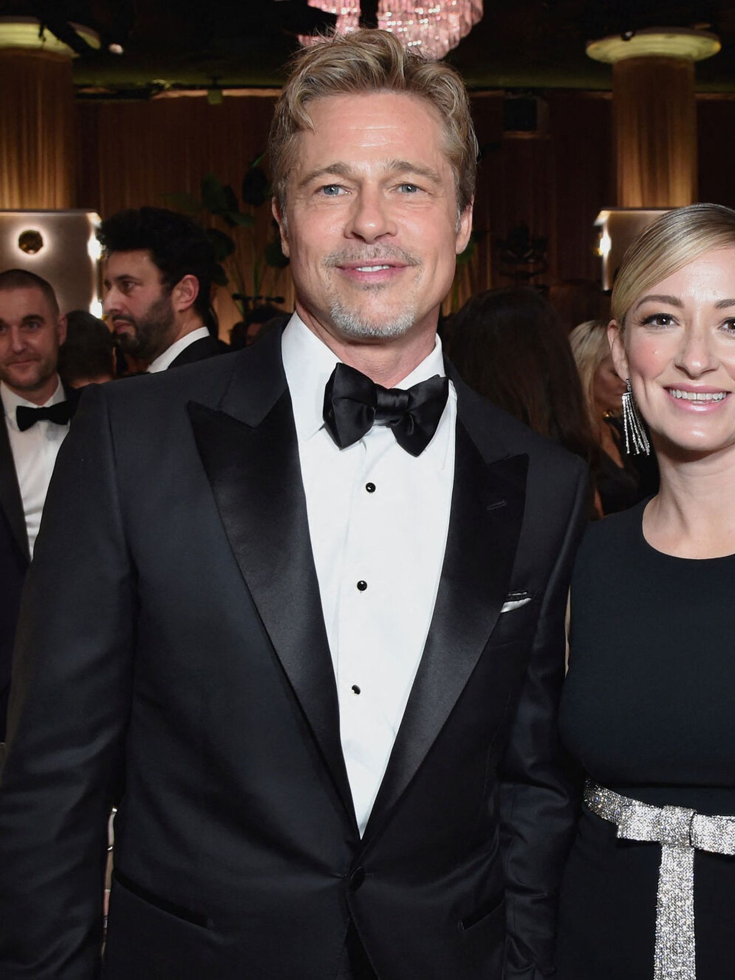 Brad Pitt, junto a Olivia Hamilton en los Globos de Oro de 2023. (Reuters/Stewart Cook/HFPA)