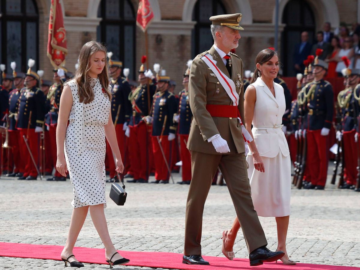 Foto: La princesa Leonor junto a sus padres en su primera visita a la Academia General Militar. (EFE)