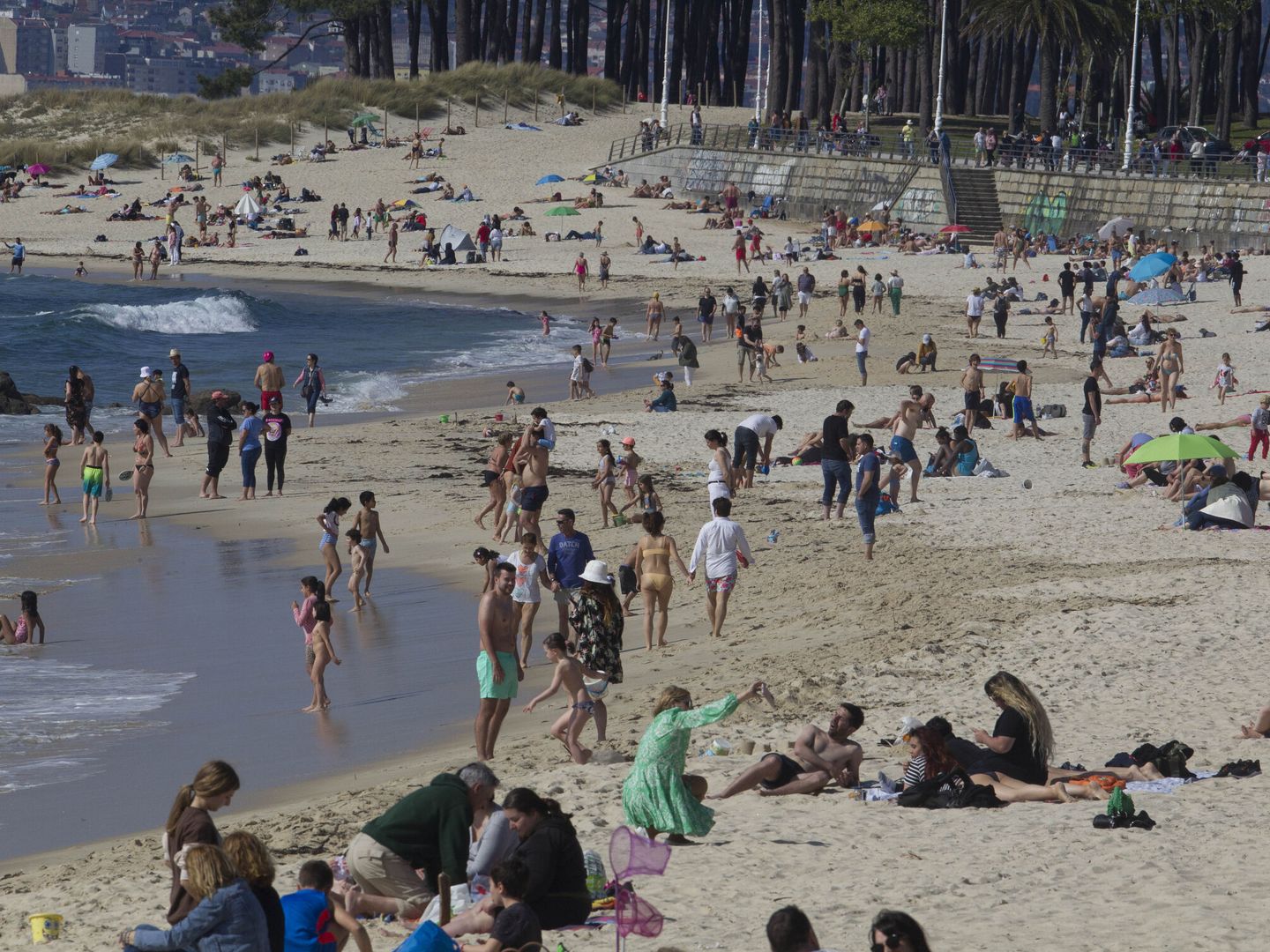 La Playa de Samil de Vigo este viernes llena de gente. (EFE/Salvador Sas)