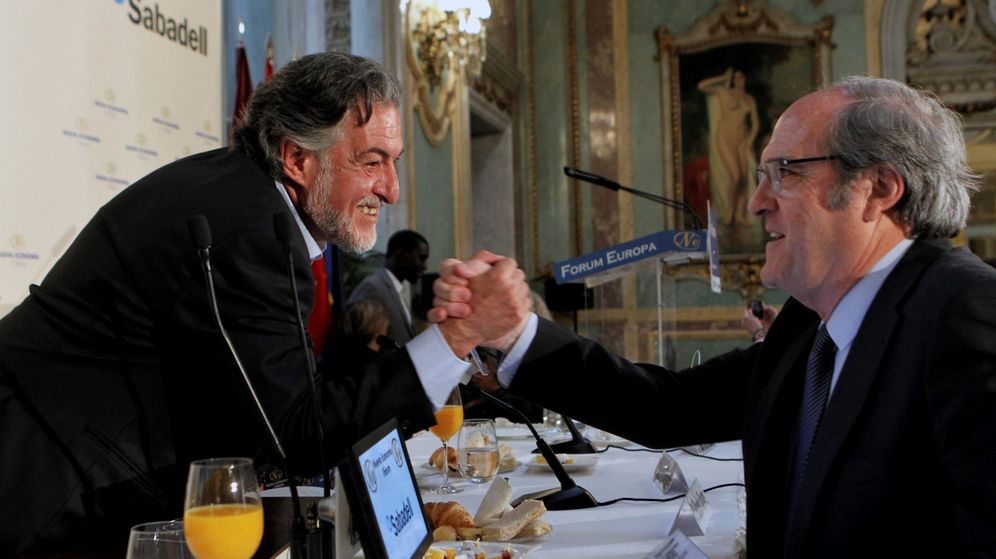 Foto: Ángel Gabilondo (a la derecha), saludando a Pepu Hernández