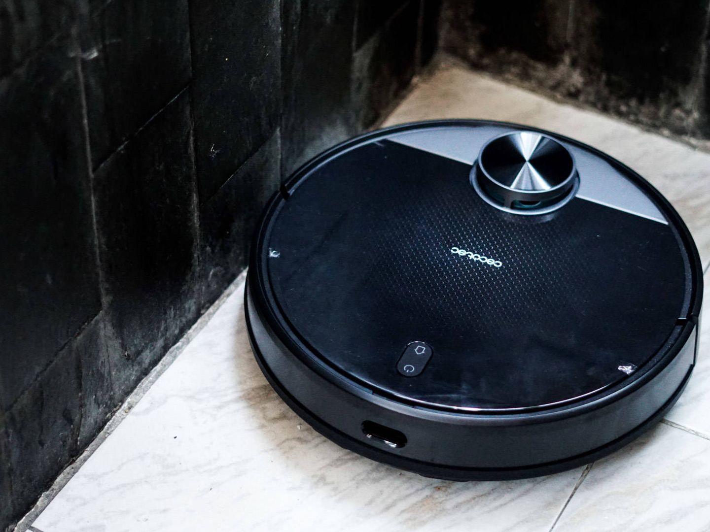 Este robot aspirador Roomba i3 toca fondo y su precio baja 180 €