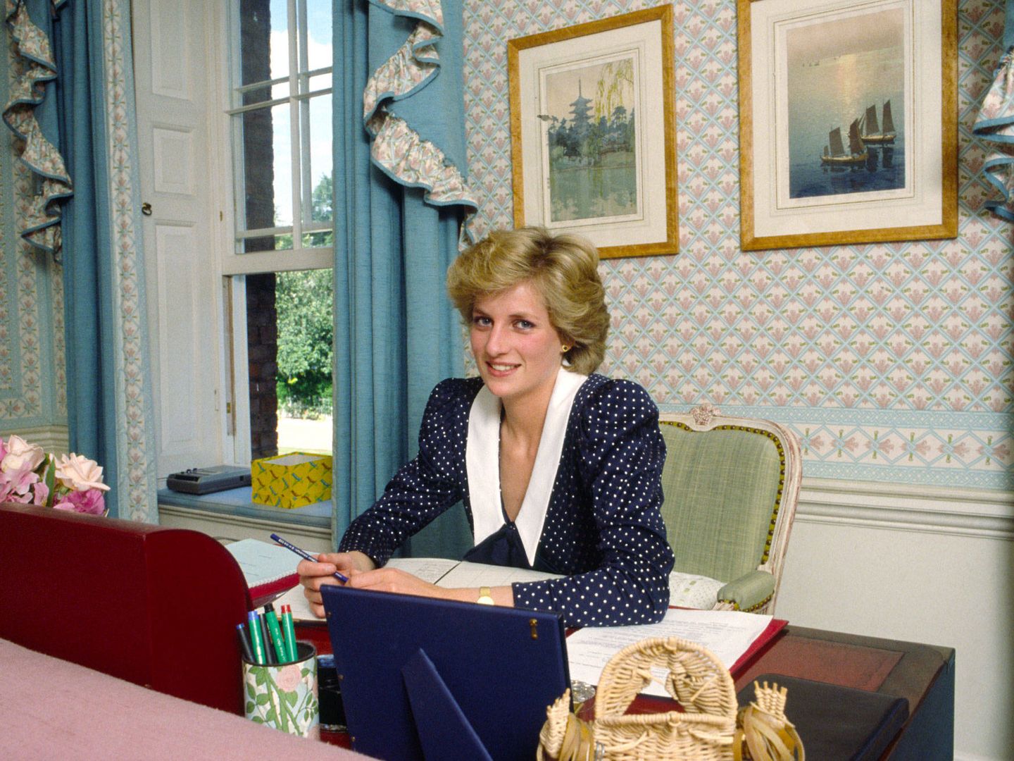 Diana de Gales, trabajando en su despacho. (Getty)