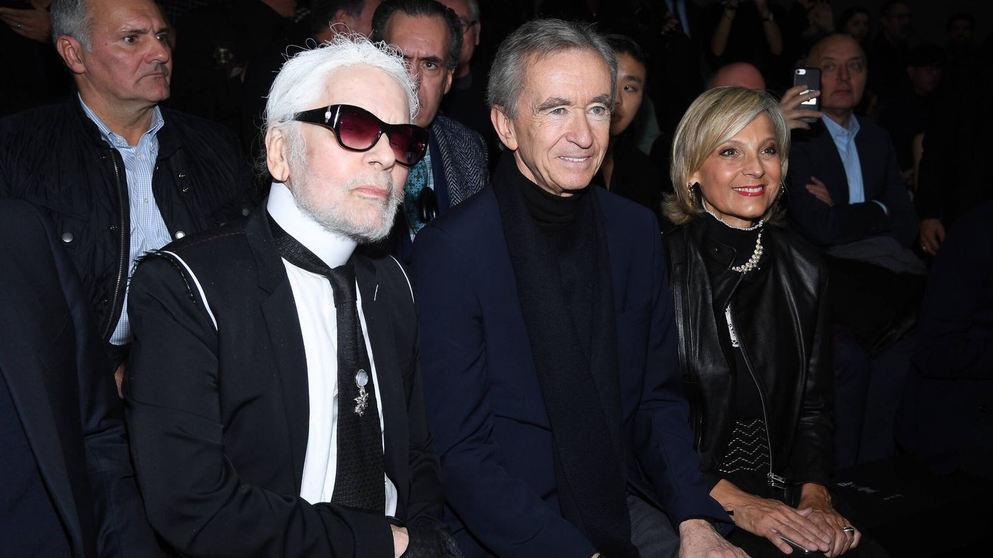 Bernard Arnault y su mujer, junto a Karl Lagerfeld. (Getty)