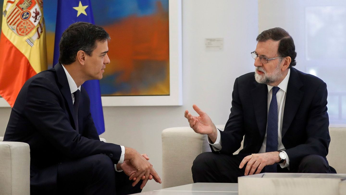 El presidente del Gobierno, Mariano Rajoy (d), y el líder del PSOE, Pedro Sánchez, durante la reunión de la pasada semana. (EFE)
