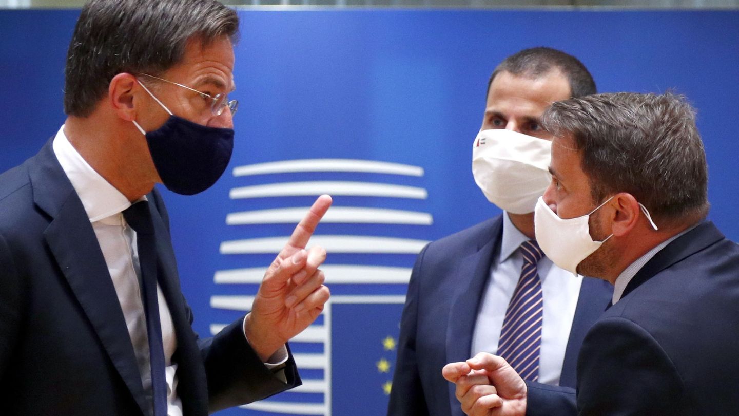 Mark Rutte (i) y Xavier Bettel (d) al inicio de la segunda reunión del Consejo Europeo. (Reuters)