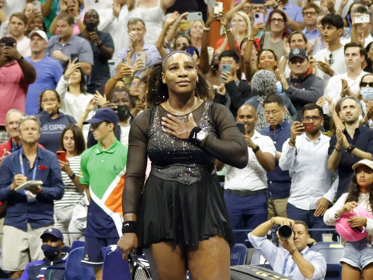 Foto: Serena Williams, emocionada, dice adiós al tenis. (EFE/EPA/Jason Szenes)
