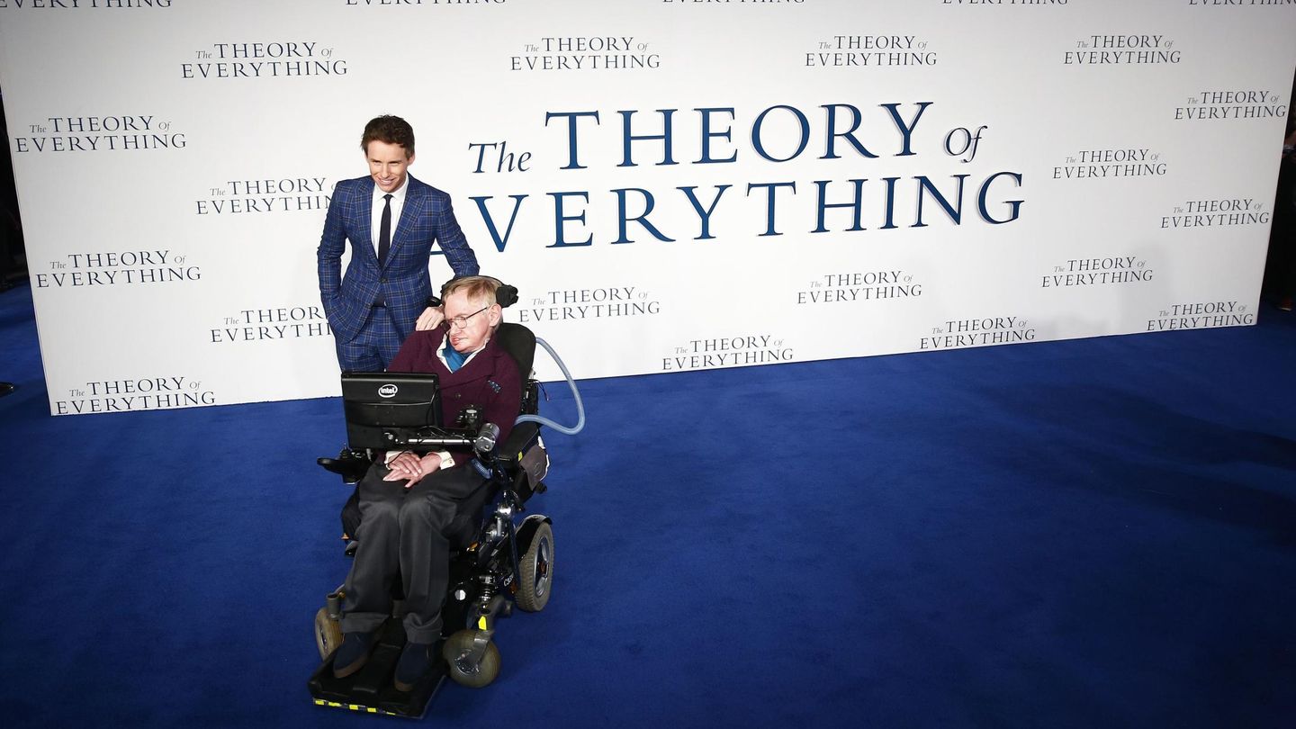 Eddie Redmayne posa con Stephen Hawking en la presentación de la película 'La teoría del todo' (Reuters) 
