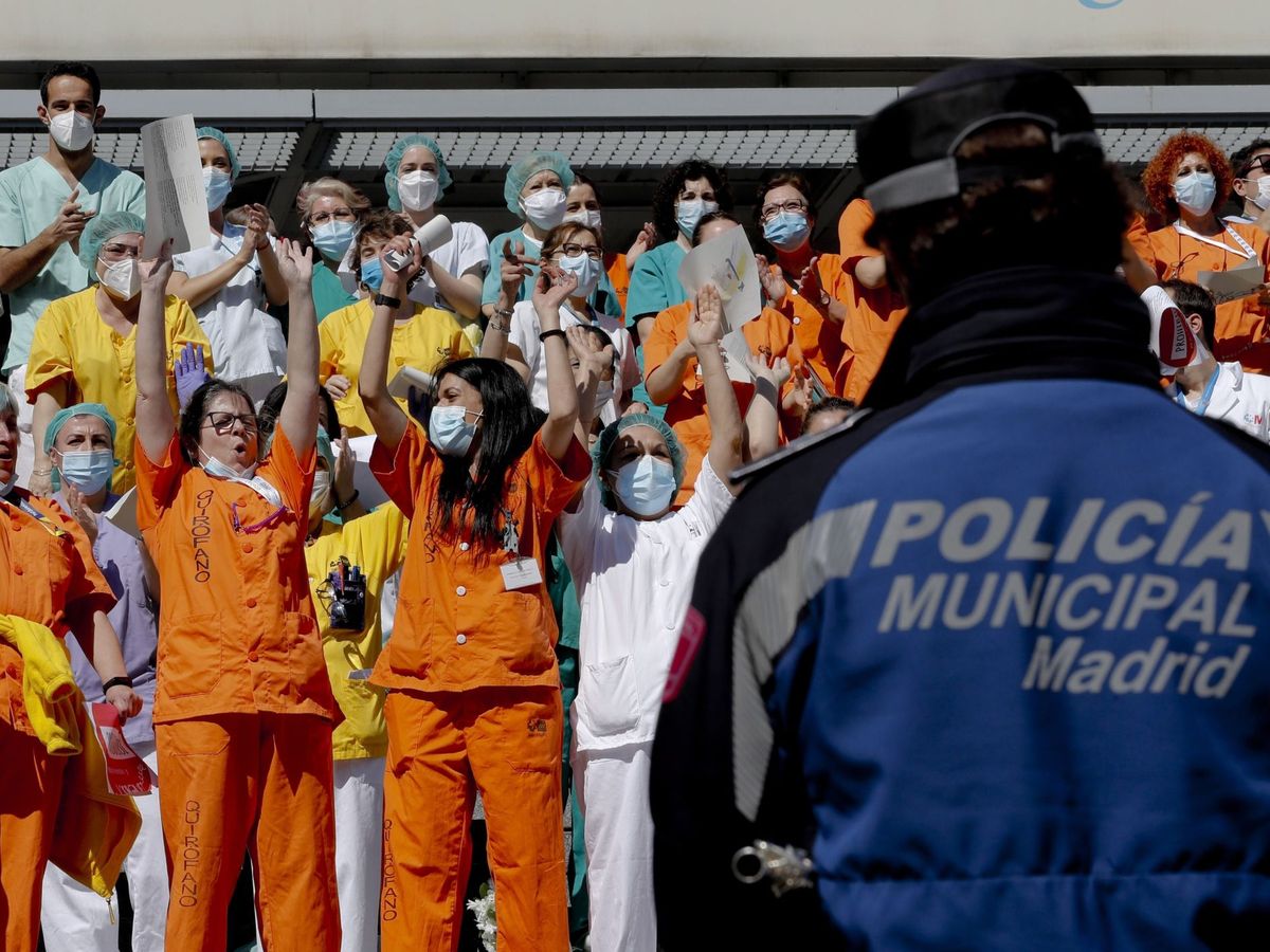 Foto: Personal sanitario del Hospital Gregorio Marañón recibe este domingo a las puertas del complejo hospitalario un homenaje por parte de la Policía Municipal de Madrid. (EFE)