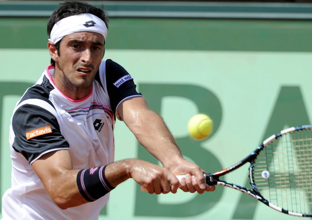 Foto: Potito Starace, en su duelo de hace un par de años ante Novak Djokovic en Roland Garros.