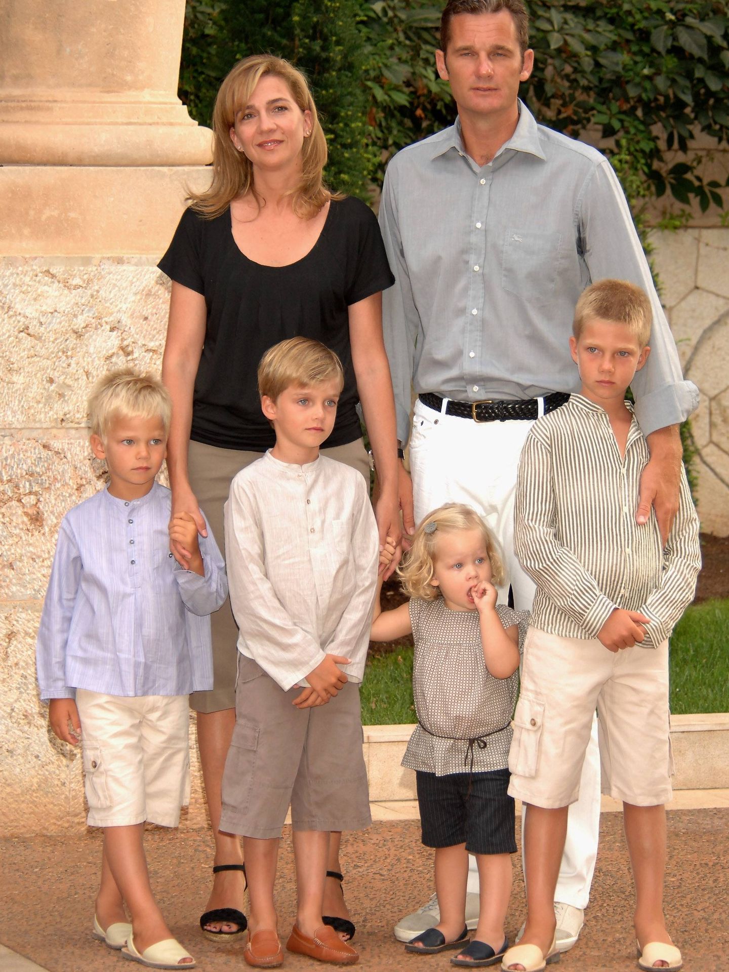 Los exduques de Palma con sus cuatro hijos cuando eran pequeños. (Getty)