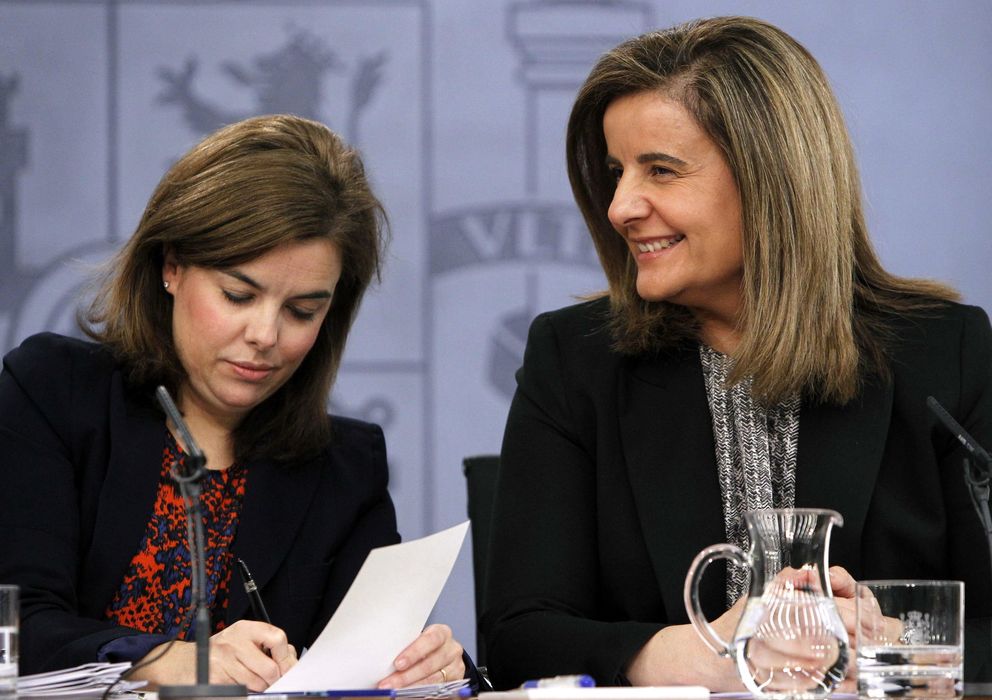 Foto: La vicepresidenta del Gobierno, Soraya Sáenz de Santamaría (i), junto a la ministra de Empleo, Fátima Báñez. (EFE)