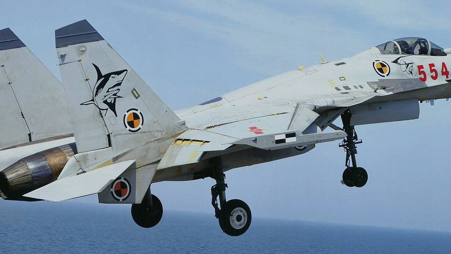El avión de combate naval chino J-15, basado en el Su-33 ruso. (Foto: Wikipedia/Garudtejas7)