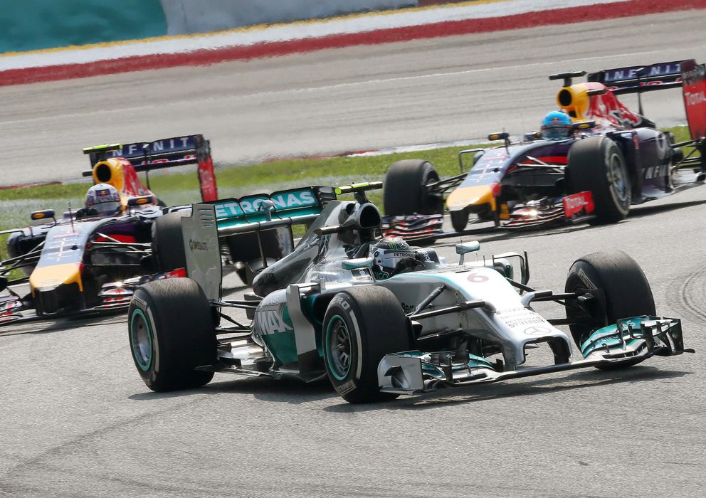 Foto: Nico Rosberg, Daniel Ricciardo y Sebastian Vettel, durante el Gran Premio de Malasia de Fórmula 1. (EFE)