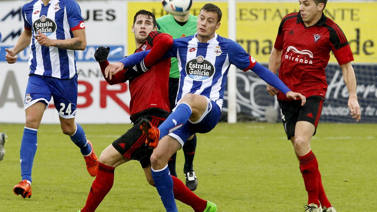 Lance de un partido entre el CD Mirandés y el Deportivo de La Coruña. (EFE)