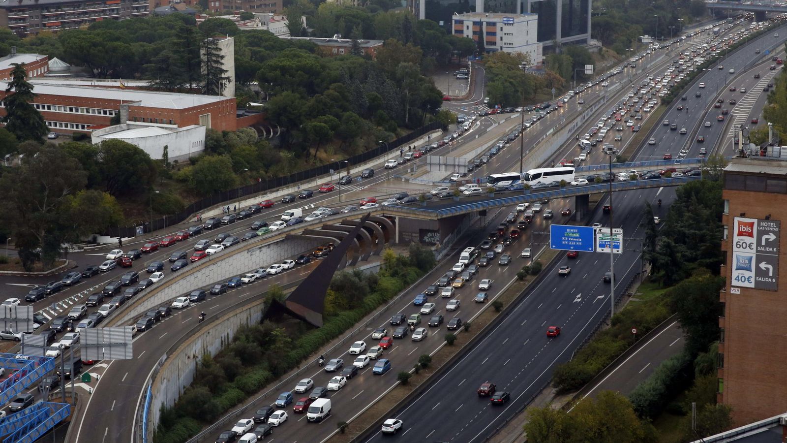 Foto: Vista del tráfico en la M-30 desde la Avenida de Burgos este lunes en Madrid. (Efe)