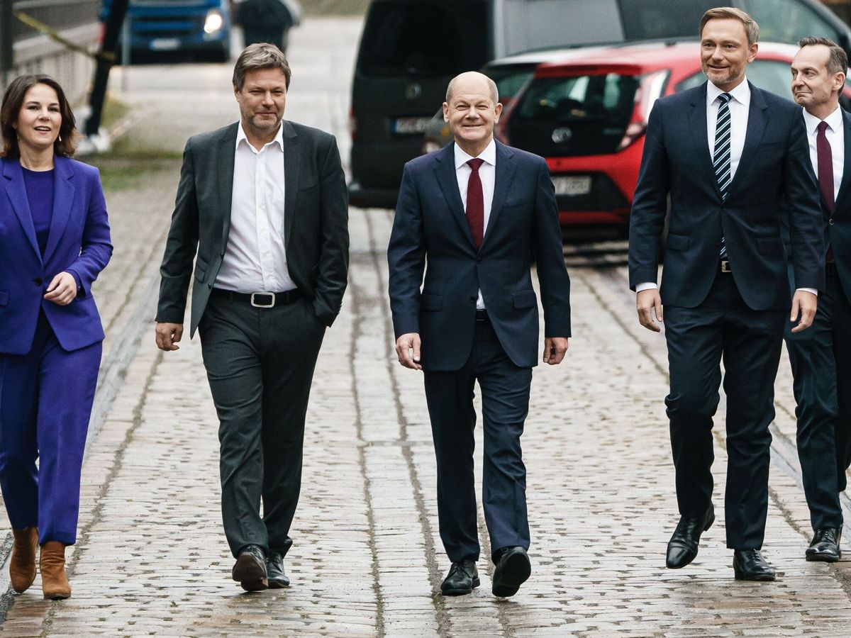 Foto: Los líderes de la coalición semáforo alemana, encabezados por el futuro canciller, Olaf Scholz. (EFE/Clemens Bilan)