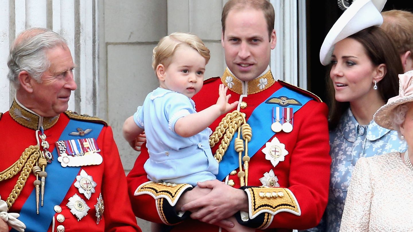 La familia real británica en una tierna foto familiar. (Getty)