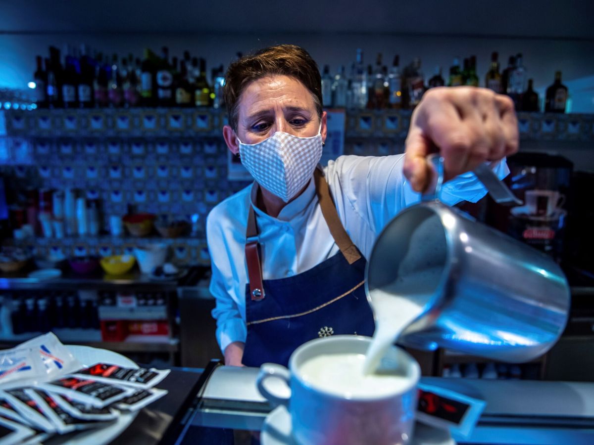 Foto: Una camarera trabaja en una cafetería de Toledo. (EFE/Ismael Herrero)