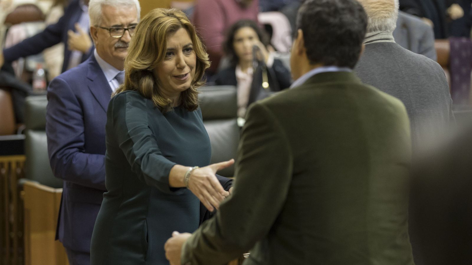 Foto:  La presidenta andaluza, Susana Díaz, saluda al presidente del PP andaluz, Juanma Moreno. (EFE)