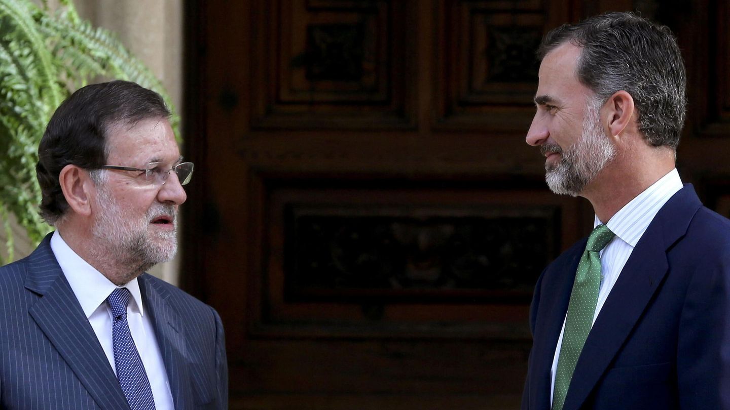 Felipe VI y Mariano Rajoy, en una reunión en el Palacio de Marivent. (EFE)