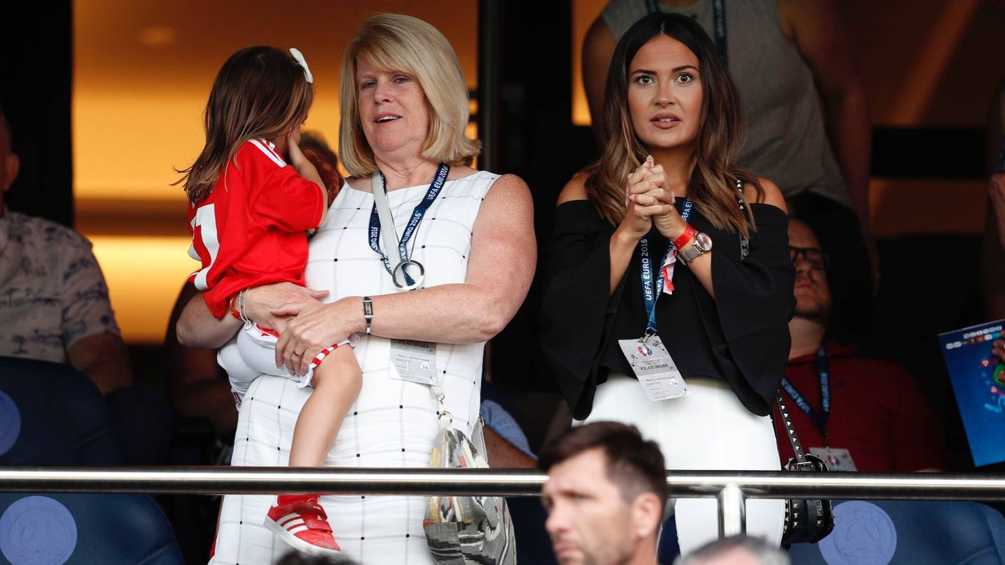 Emma Rhys-Jones, junto a su hija viendo un partido de Gareth Bale. (Reuters)