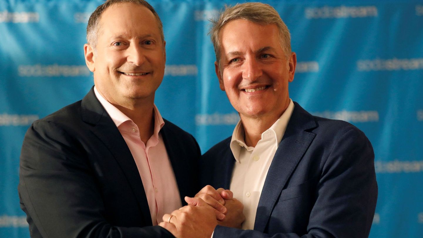 Ramón Laguarta (derecha) celebra la adquisición de SodaStream con Daniel Birnbaum. (Reuters)