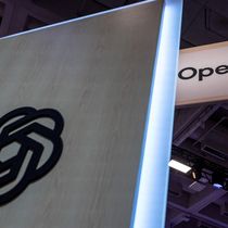 Foto: El logotipo de OpenAI proyectado durante la cumbre tecnológica Dreamforce 2026 en San Francisco (California).