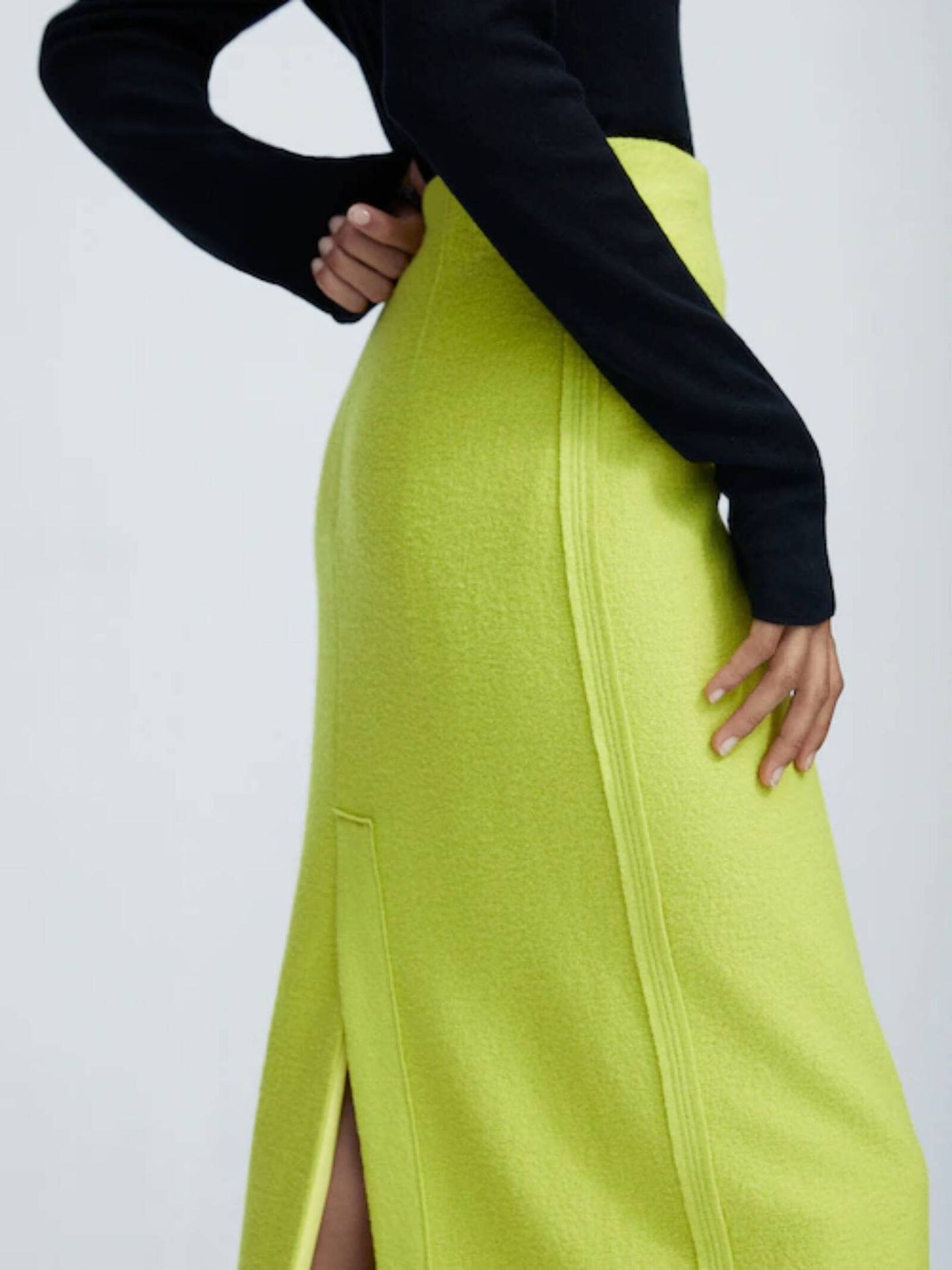 Ficha esta estilosa falda de Massimo Dutti. (Cortesía)