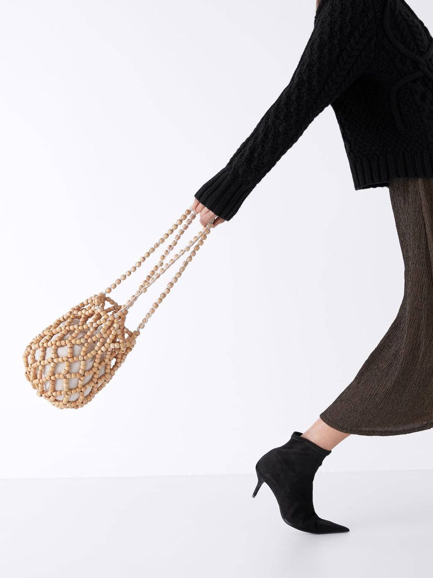 Nos encanta este saco con cuentas de madera (29,95 €), de Zara. (Cortesía)