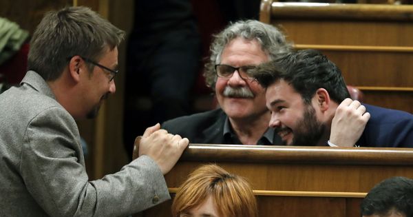 Foto: El portavoz de los 'comuns' en el Congreso, Xavier Doménech, conversa con el portavoz parlamentario de ERC, Joan Tardà, y el diputado Gabriel Rufián. (EFE)