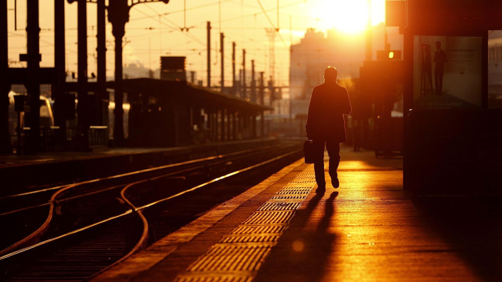 Foto: Un pasajero espera a un tren en la estación de ferrocarril parisina Gare de Lyon. (EFE)