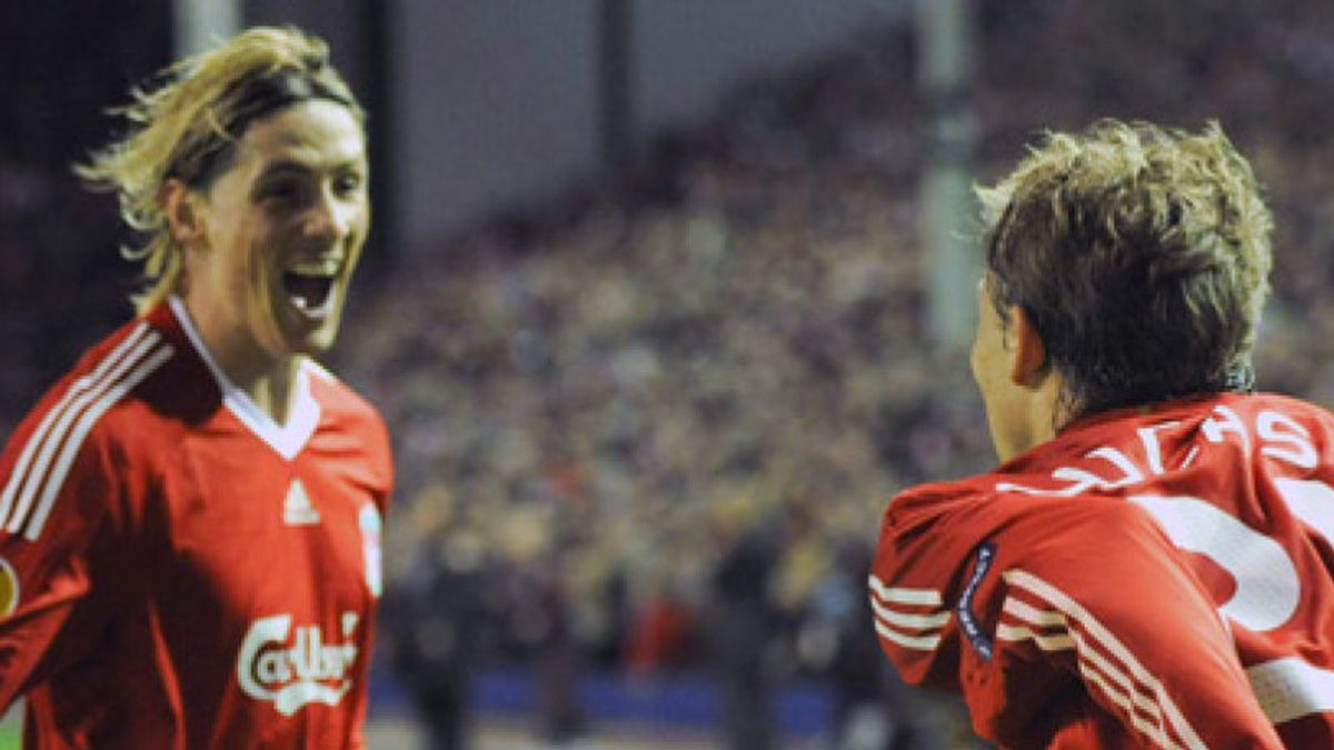Fernando Torres y Kuyt guían al Liverpool hacia las semifinales
