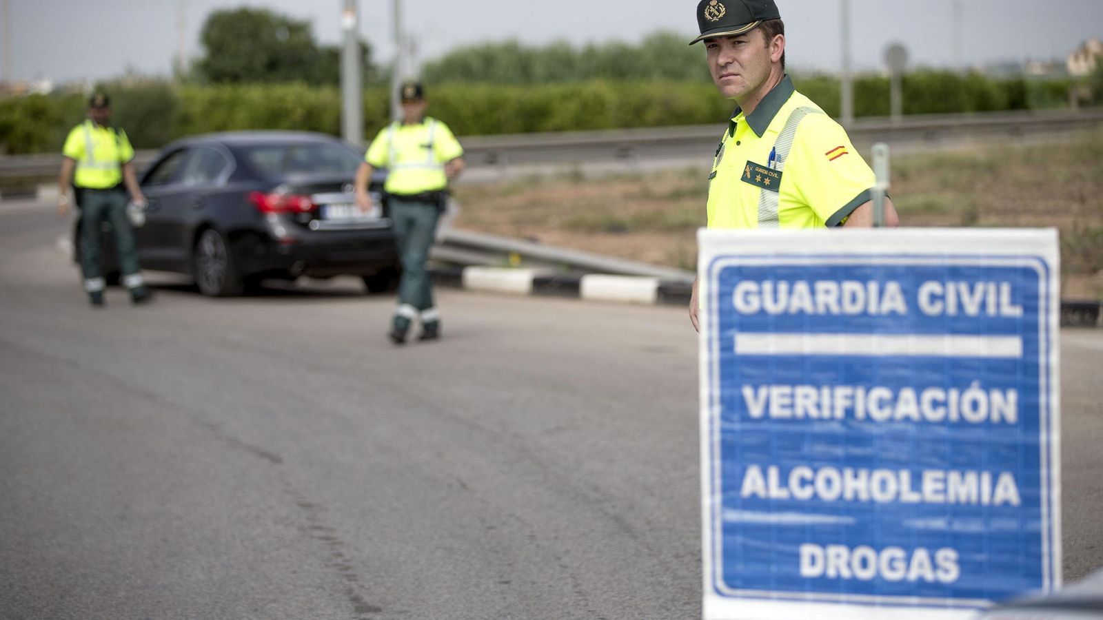 Foto: Varios agentes de la Guardia Civil de Tráfico preparan un control de alcoholemia y drogas. (EFE)