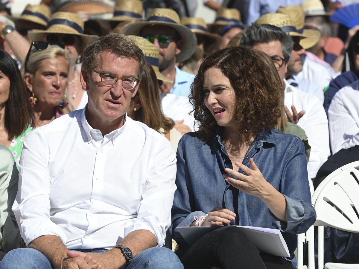Foto: El líder del PP, Alberto Núñez Feijóo (i), y la presidenta de la Comunidad de Madrid, Isabel Díaz Ayuso (d). (EFE/Fernando Villar)
