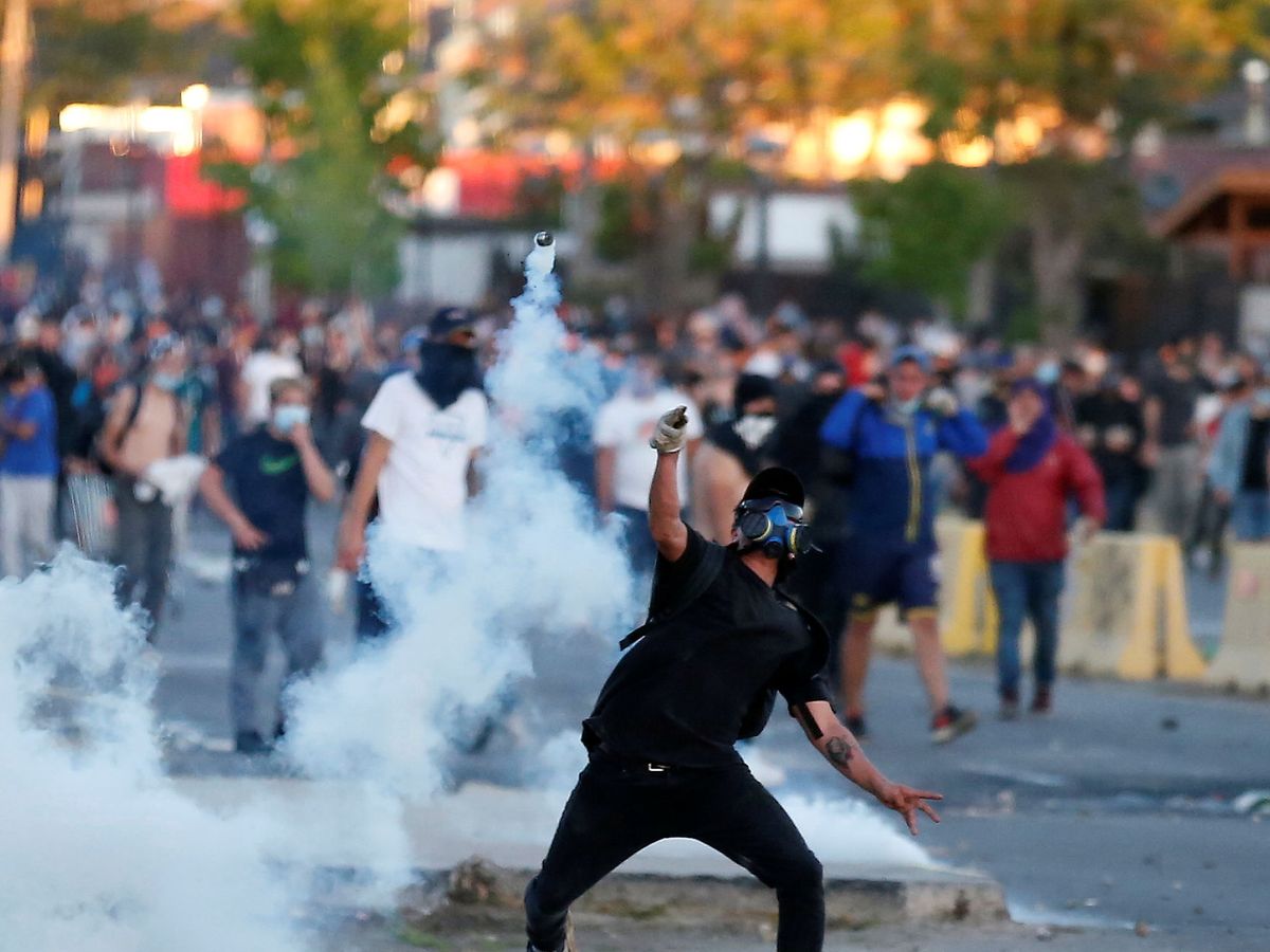 Foto: Manifestantes protestan en Chile en el primer aniversario de las protestas que sacudieron todo el país austral. (Reuters) 