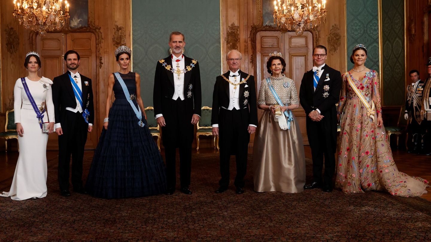 Los Reyes, junto a la familia real sueca en la cena de gala. (EFE/Juanjo Martín)