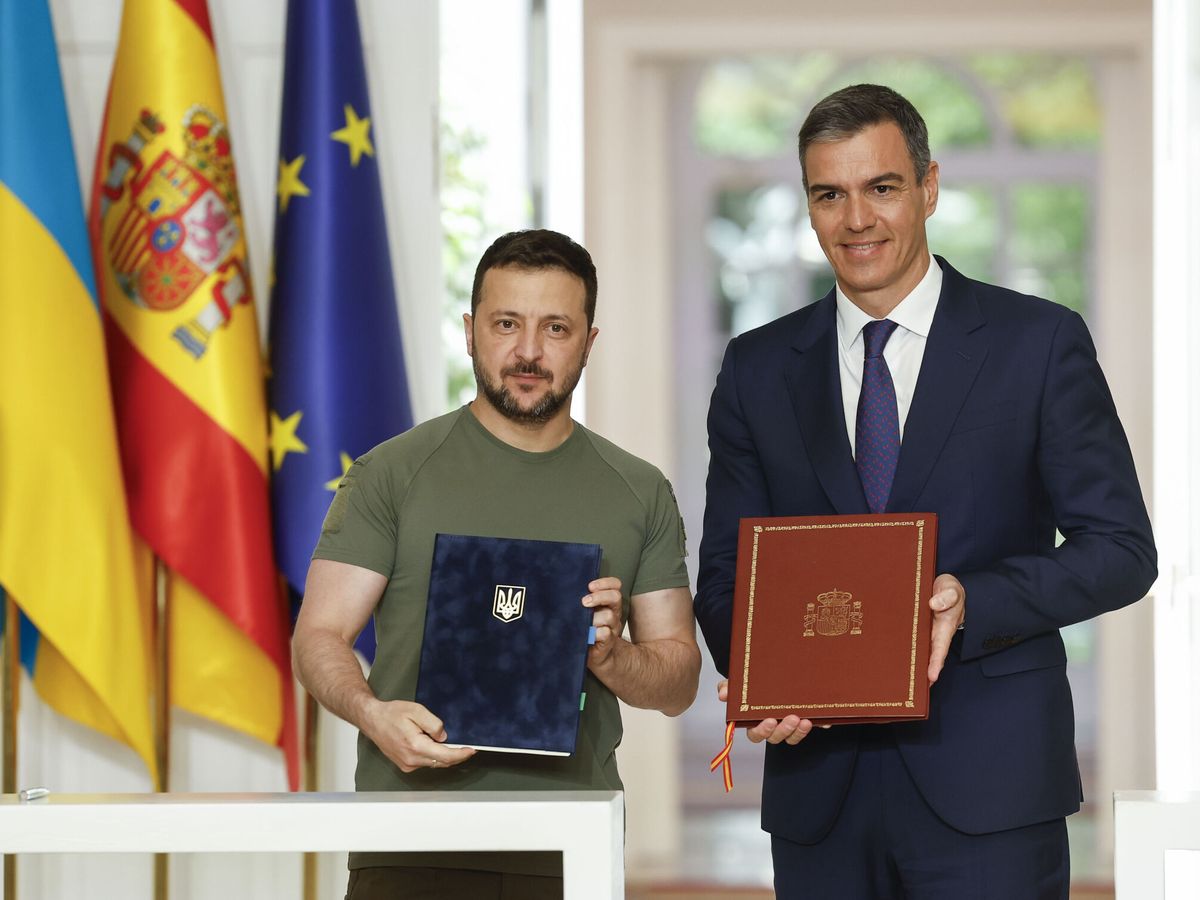 Foto: Sánchez junto a Zelenski, en la firma del acuerdo en Moncloa. (EFE/Chema Moya)