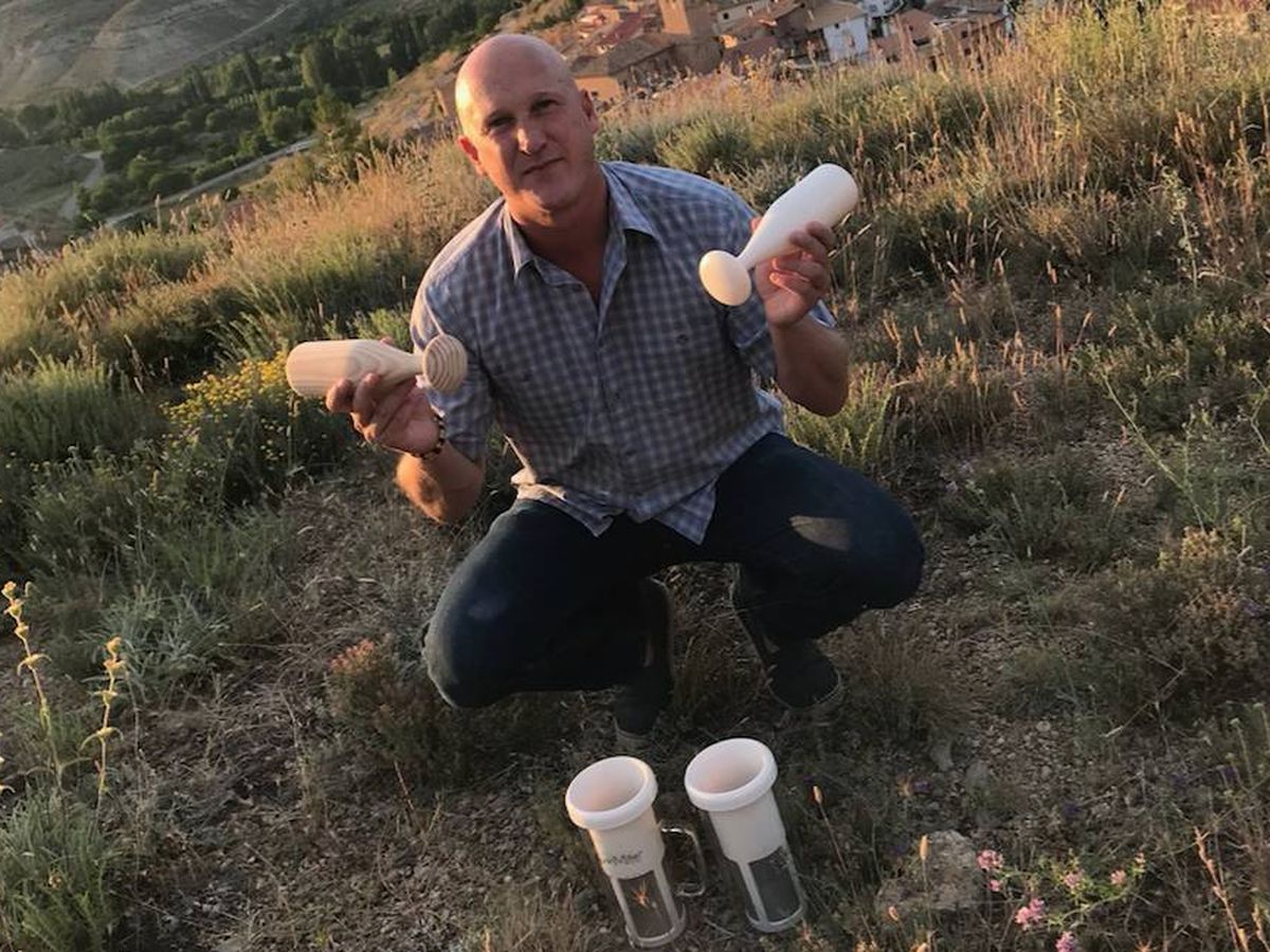 Foto: Andoni Monforte, con parte de su utensilio para hacer leche vegana a partir de semillas. 