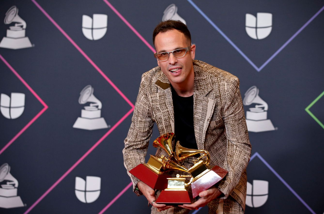 Alizzz, con los tres Grammy Latinos que logró en 2021. (Reuters/Steve Marcus)