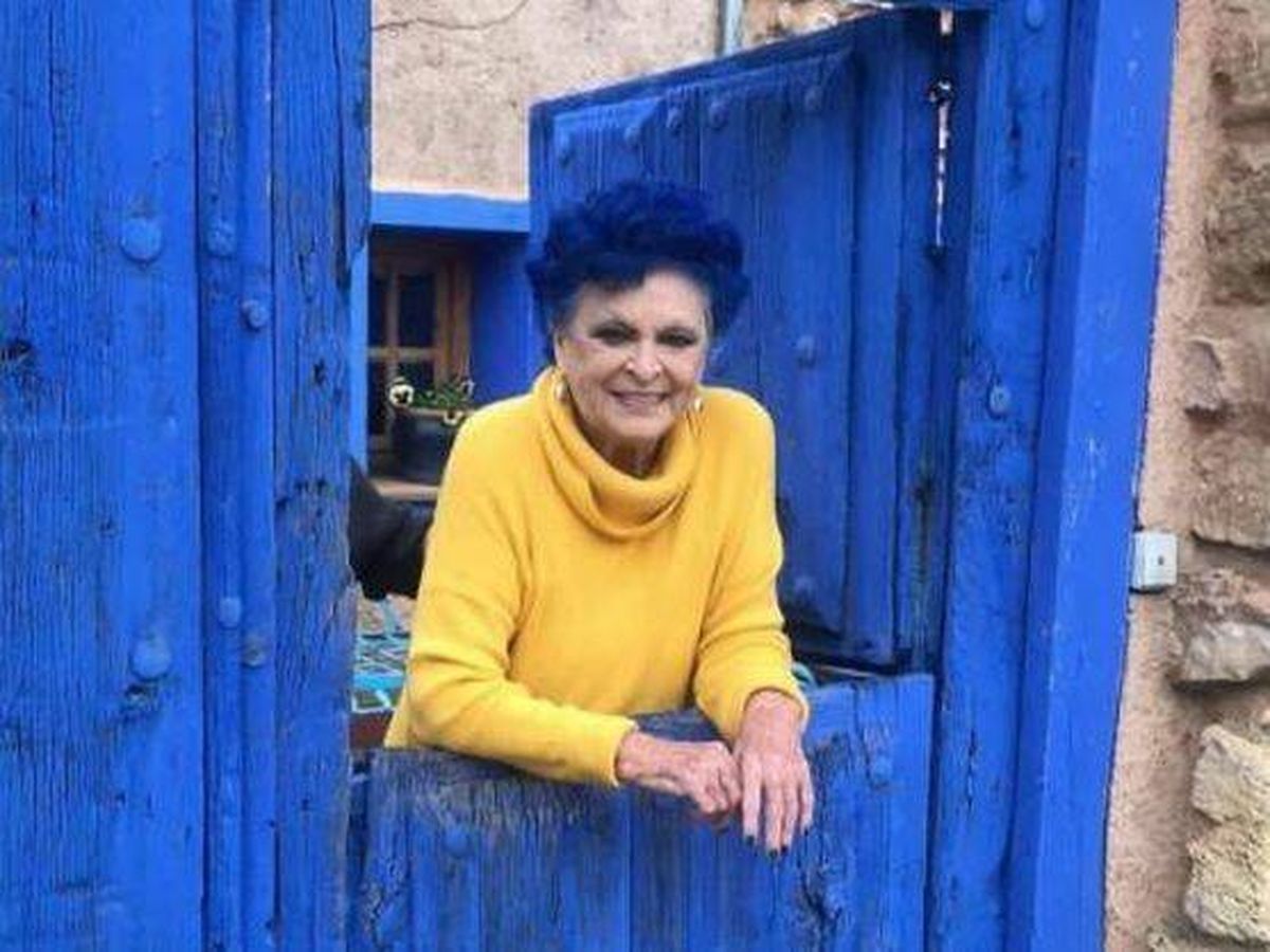 Foto: Lucía Bosé, en la entrada de su casa azul. (Instagram/@lucia_bose)